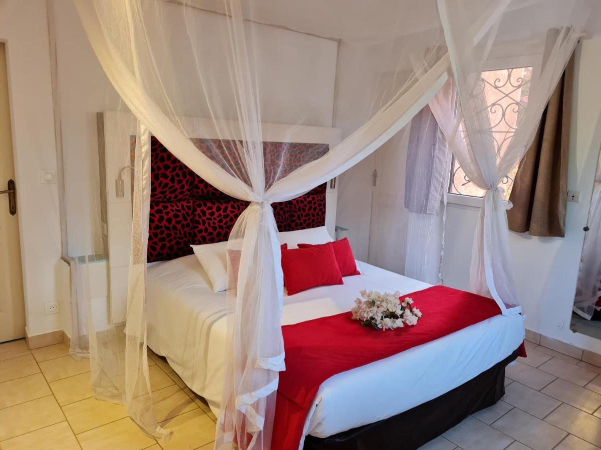 Le Souimanga Bleu Saly Bed & Breakfast Dış mekan fotoğraf