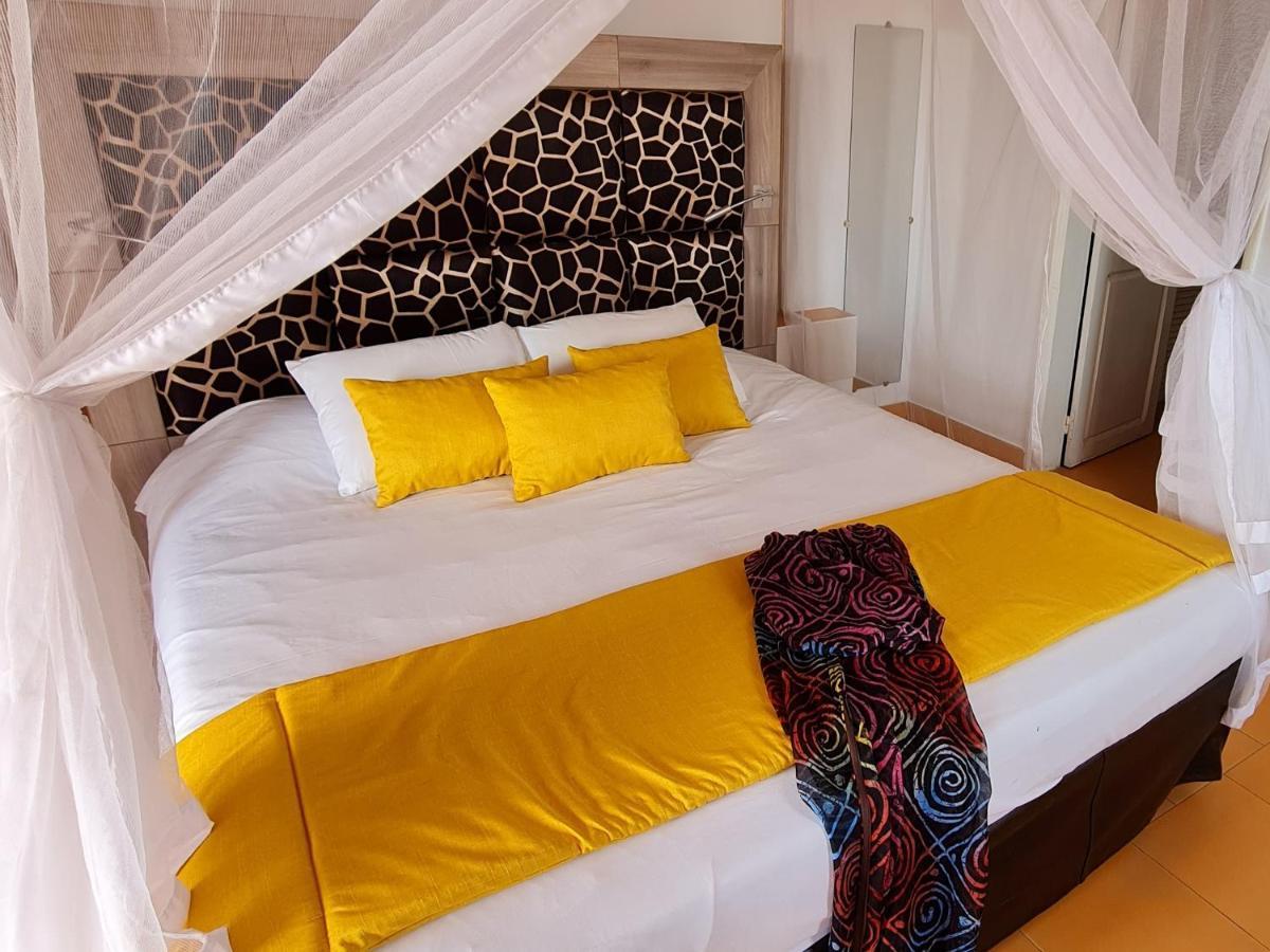 Le Souimanga Bleu Saly Bed & Breakfast Dış mekan fotoğraf
