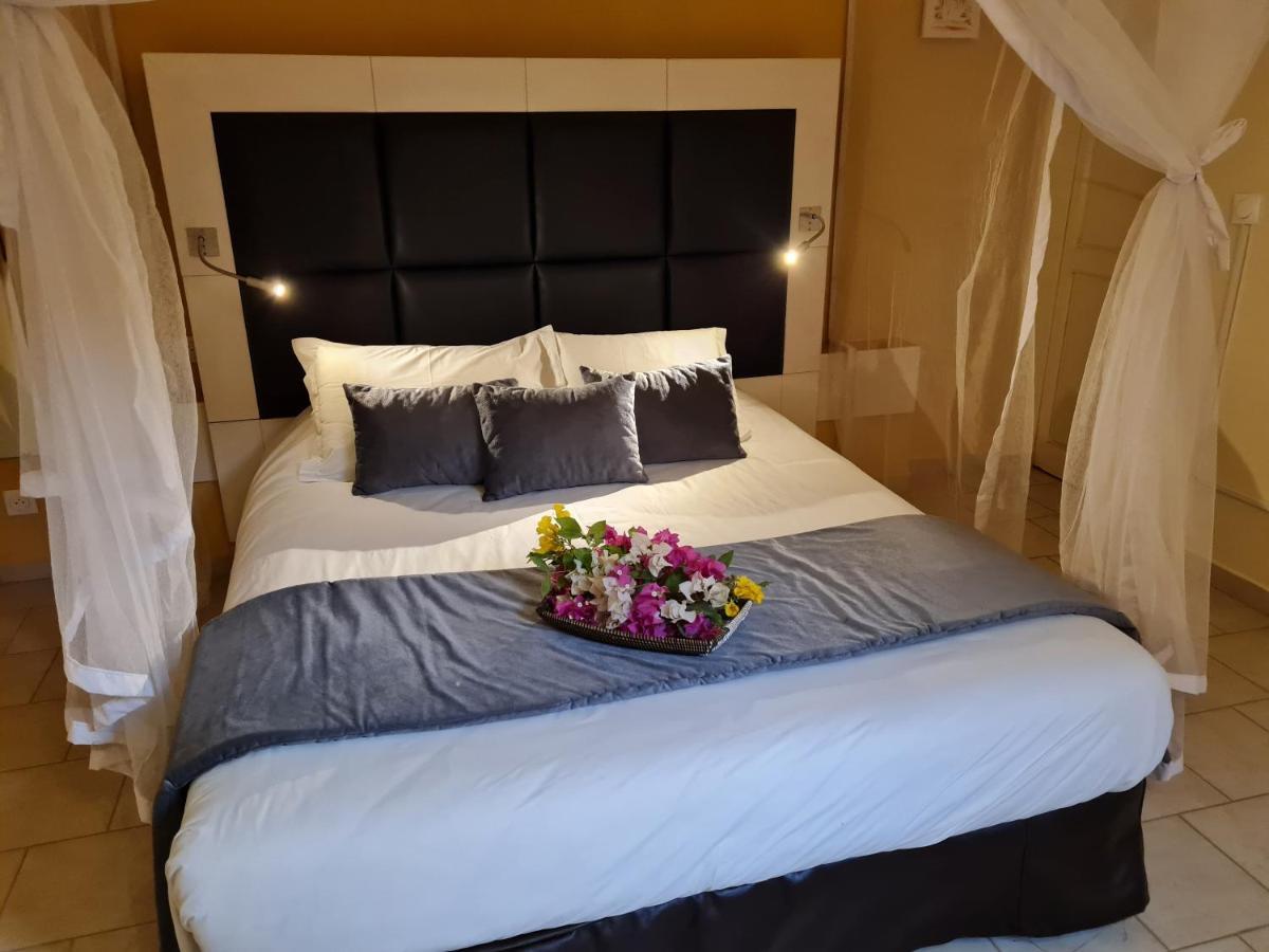 Le Souimanga Bleu Saly Bed & Breakfast Dış mekan fotoğraf