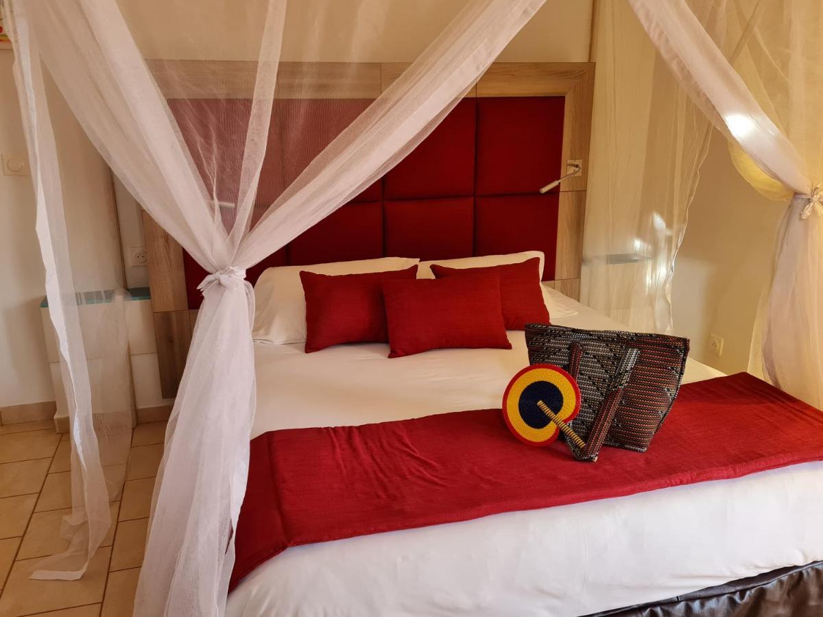 Le Souimanga Bleu Saly Bed & Breakfast Dış mekan fotoğraf