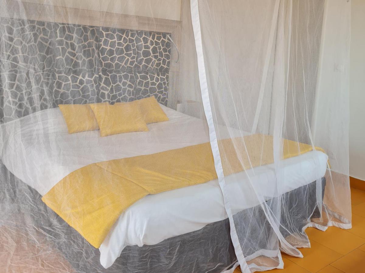 Le Souimanga Bleu Saly Bed & Breakfast Dış mekan fotoğraf